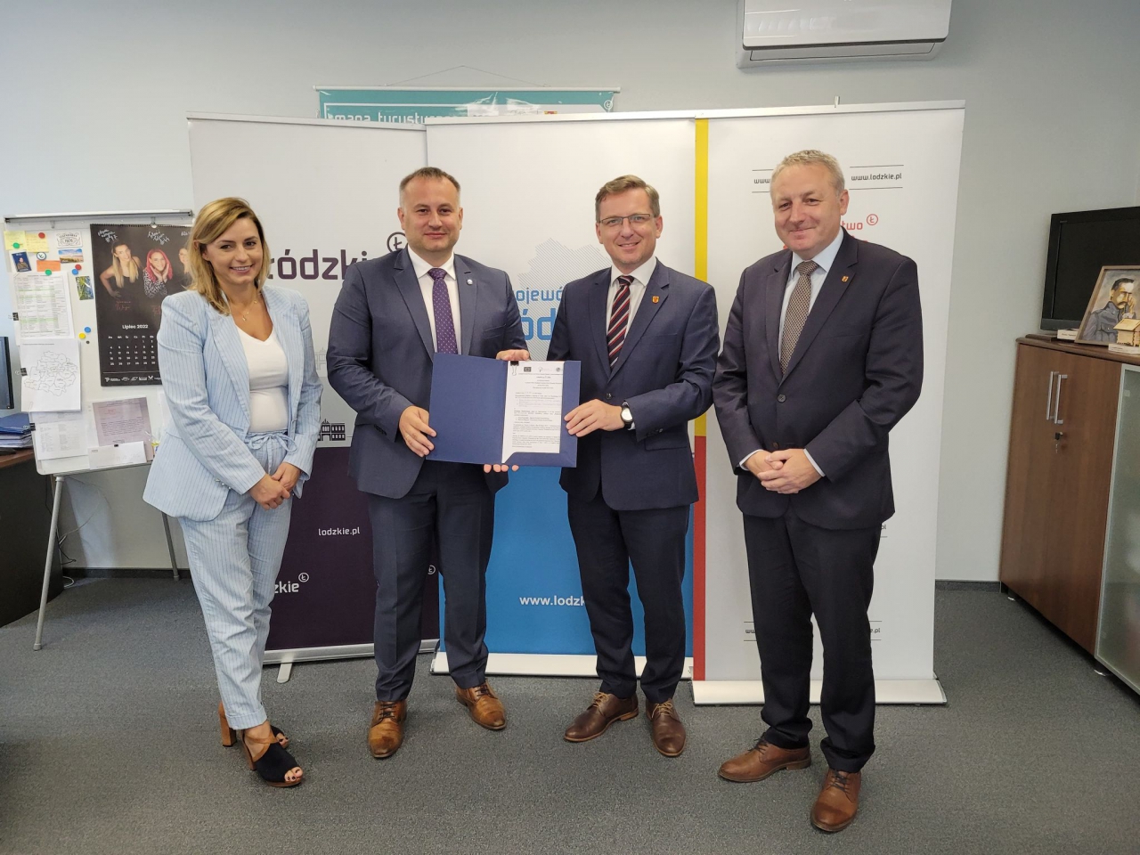 Przedstawiciele władz powiatu i województwa łódzkiego w Urzędzie Marszałkowskim w Łodzi