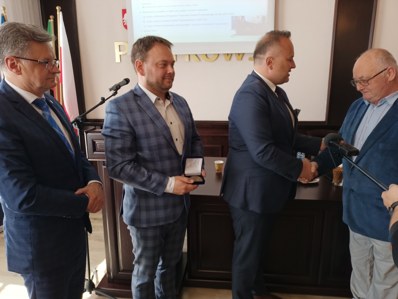 Uhonorowanie Złotym Medalem Zasłużony dla Ziemi Piotrkowskiej Tomasza Stachaczyka podczas sesji Rady Powiatu