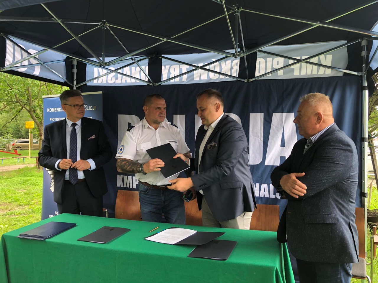 Starosta przekazuje porozumienie o współpracy Januszowi Ciechanowskiemu wiceprezesowi WOPR