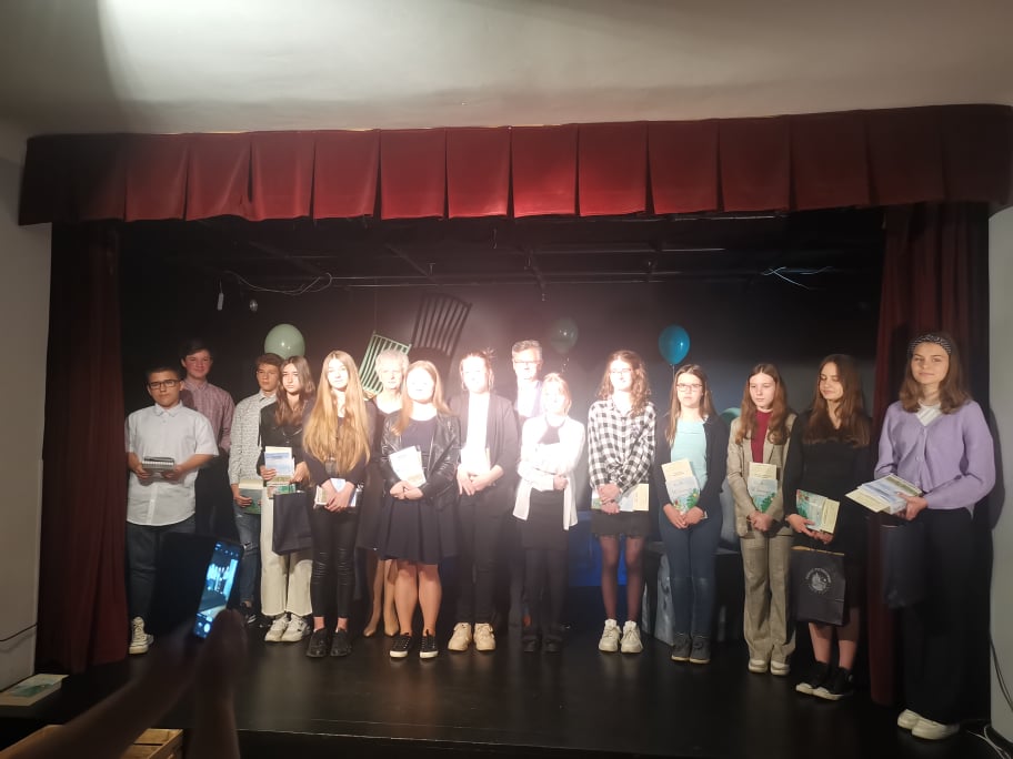 Laureaci Konkursu Poetyckiego na scenie Szkoały Podstawoej nr 8 w Piotrkowie