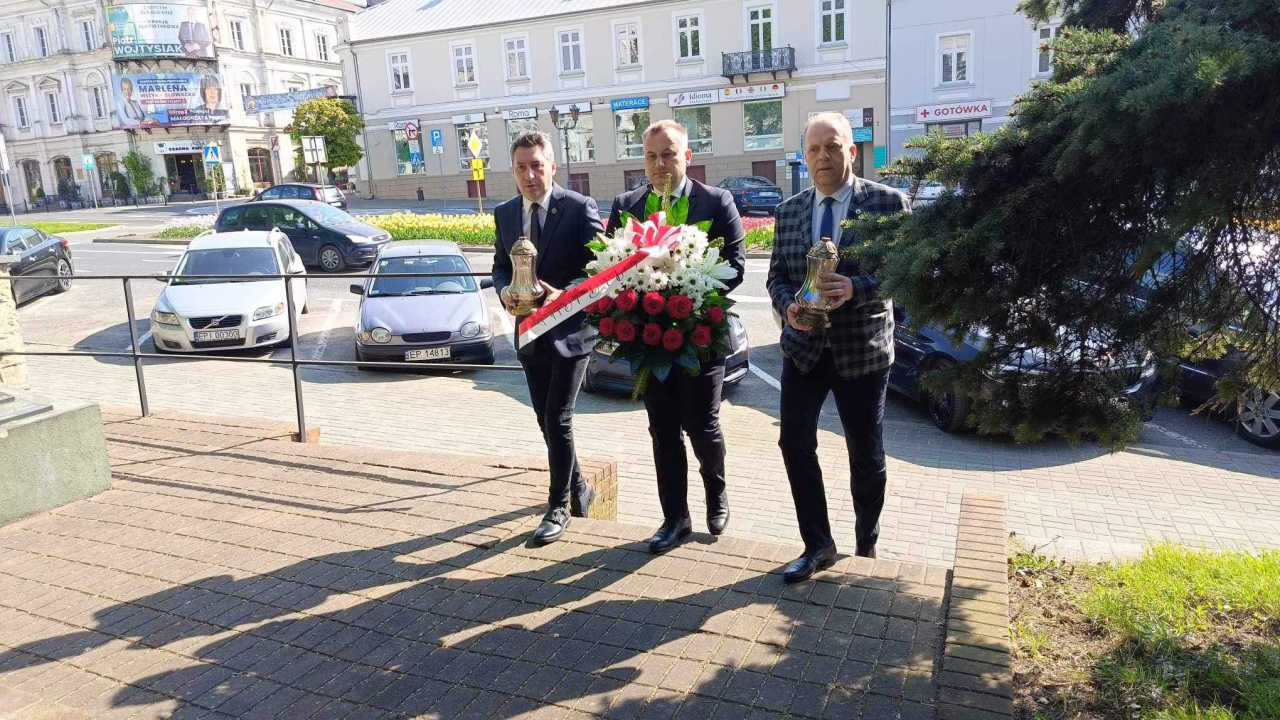 Przedstawiciele powiatu składają hołd pomordowanym w Katyniu