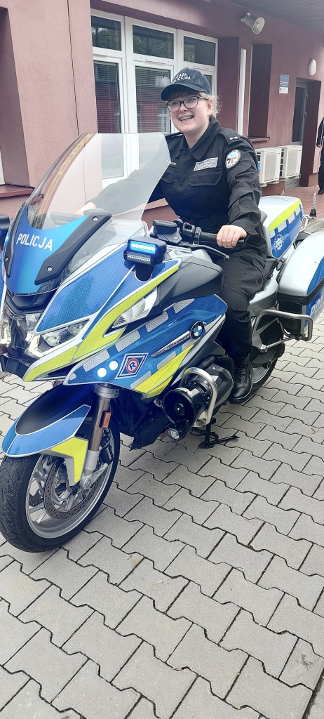 Uczenica siedzi na policyjnym motocyklu