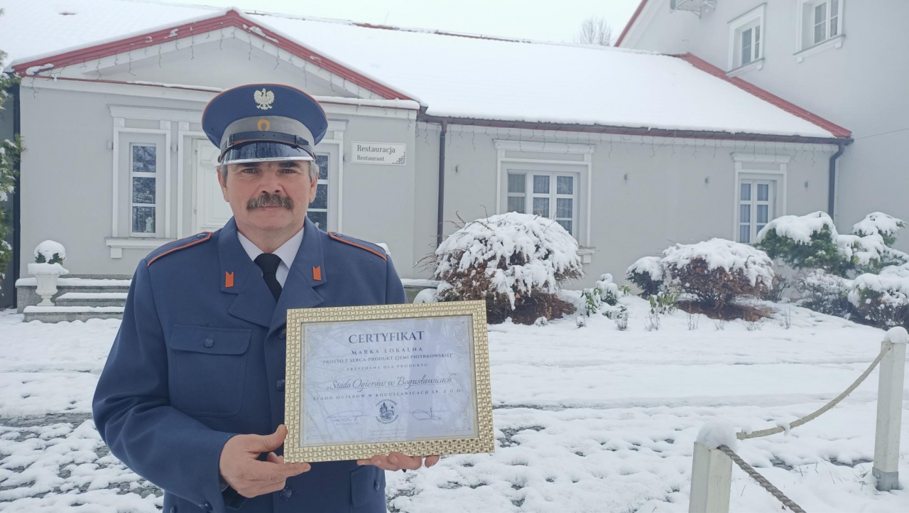 Wicestarosta Dariusz Magacz wraz z adwokatami, radcami prawnymi oraz przedstawicielami Stowarzyszenia Eurokatywni znajdują się w sali konferencyjnej Starostwa. W tle napis Powiat Piotrkowski.