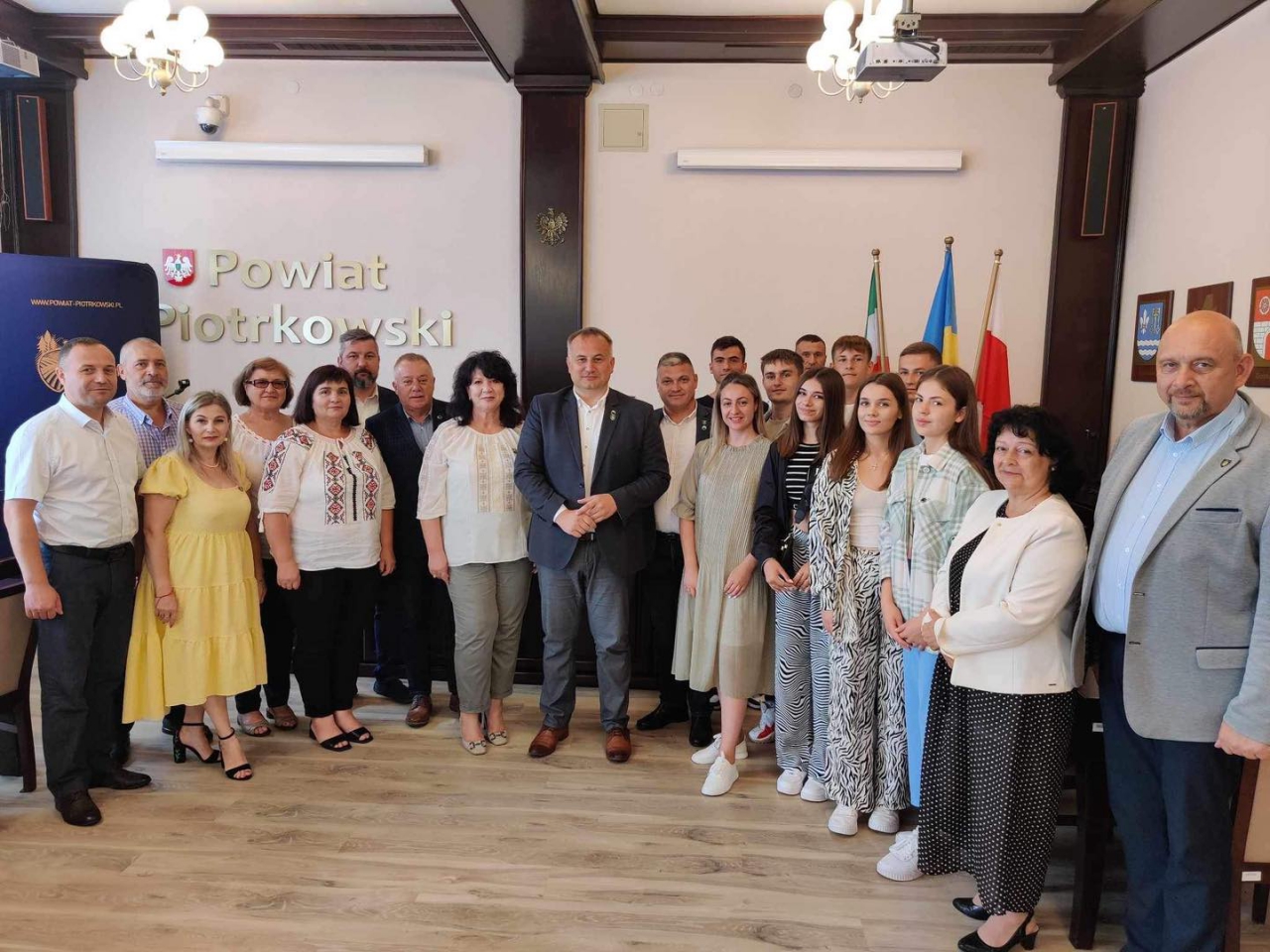Delegacja z Rejonu Glodeni i włodarze powiatu w sali konferencyjnej Starostwa Powiatowego w Piotrkowie