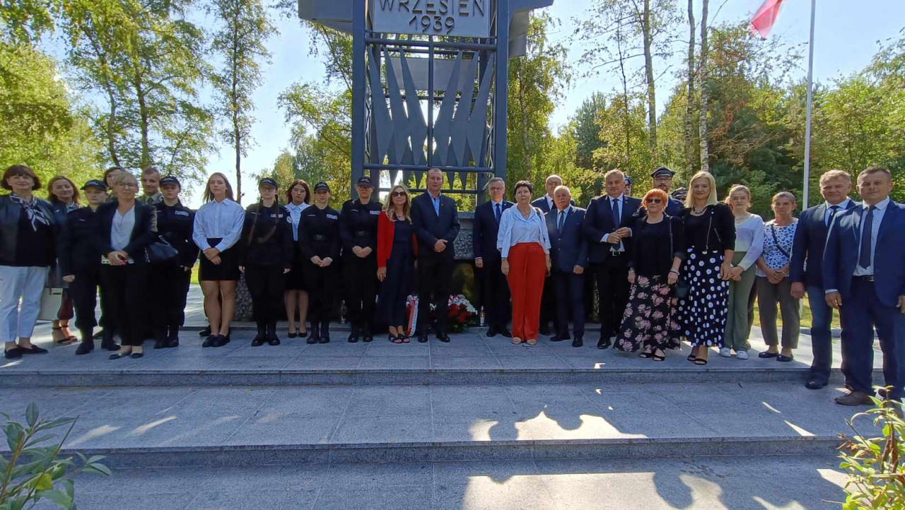 Uczestnicy obchodów rocznicy wybuchu II wojny światowej