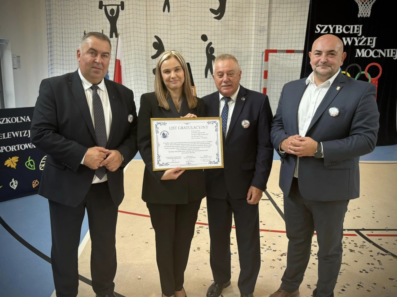 Włodarze powiatu z dyrektorem szkoły