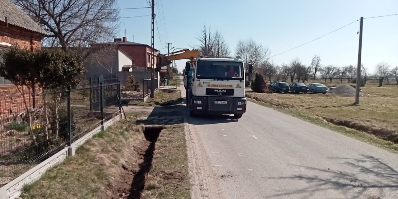 Odmularka rowów przy drodze w Kuznocinie