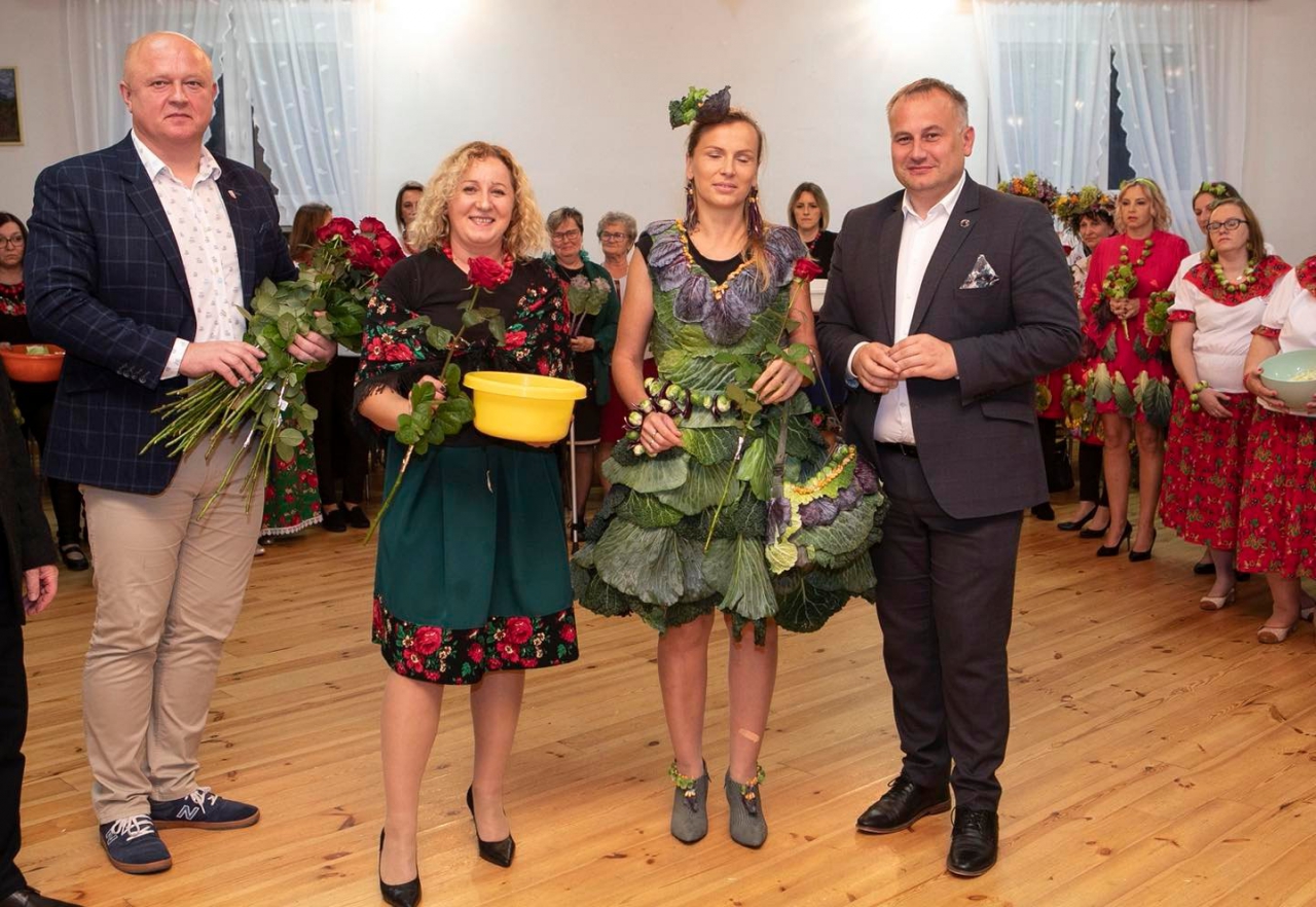 Najlepszy kostium z kapusty nagrodzony przez Starostę i Burmistrza