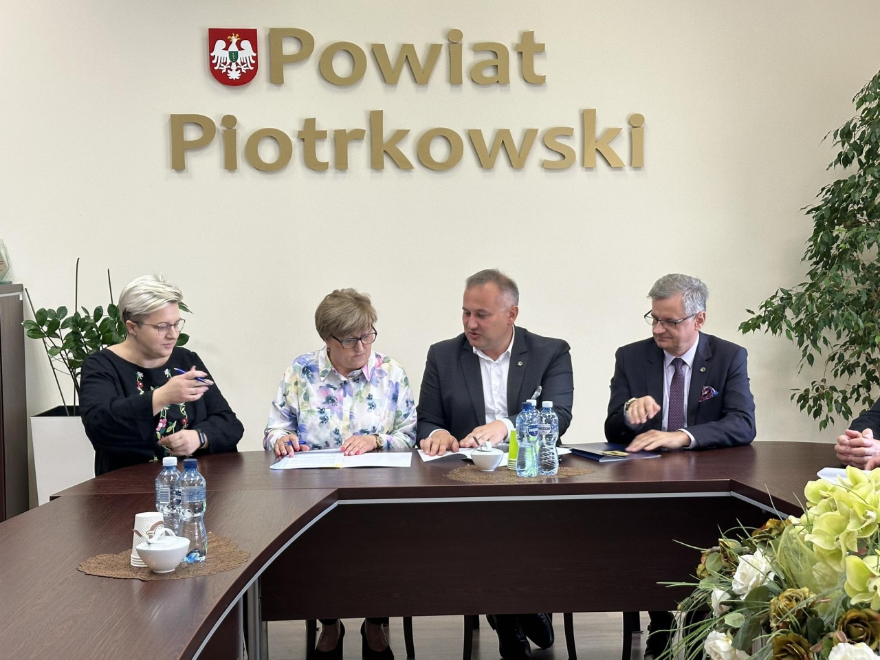 Władze powiatu podpisują porozumienie z przedstawicielami Stowarzyszenia