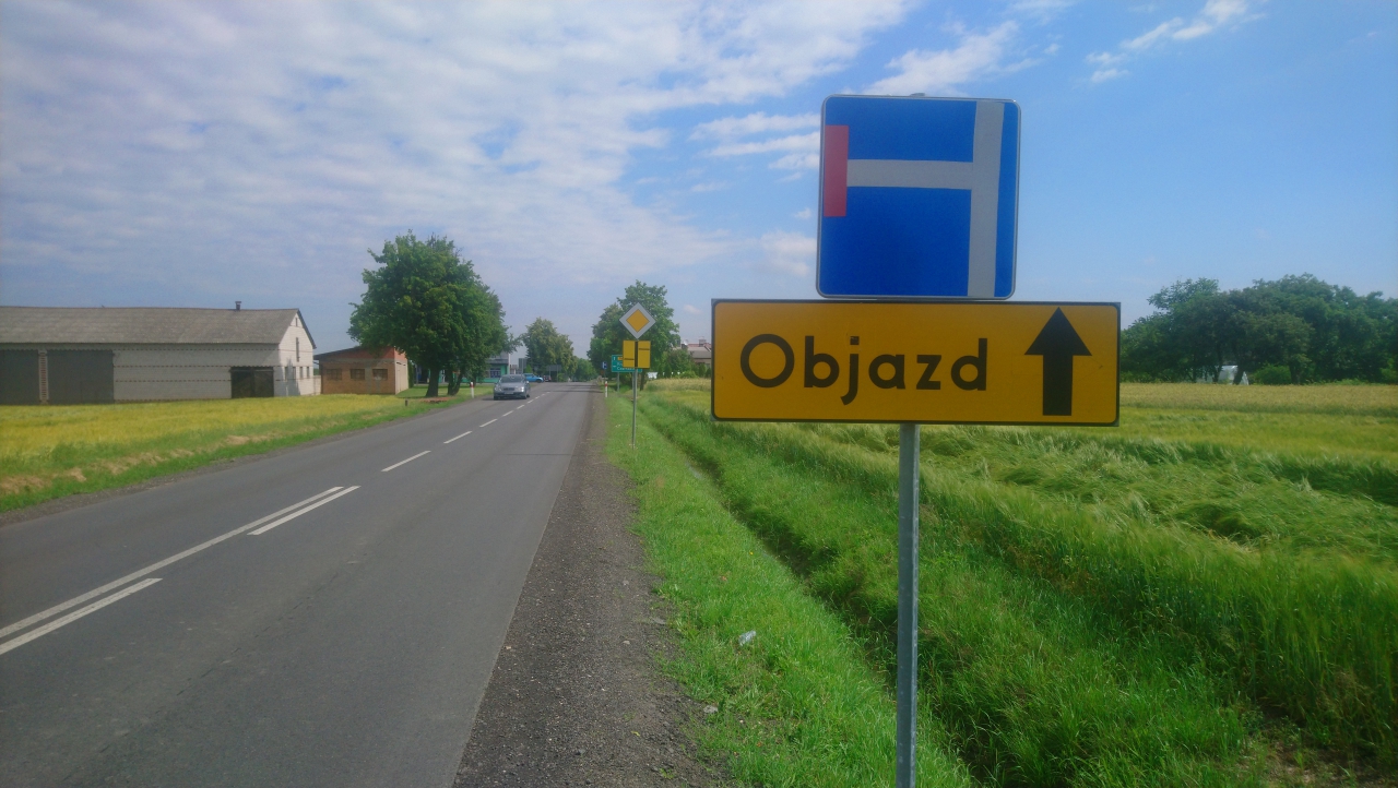 Na zdjęciu jest znak zamkniętej drogi z tabliczką objazd