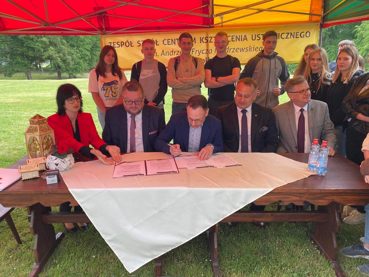 Podpisanie umowy patronackiej przez samorząd powiatowy, dyrekcję szkoły i władze uczelni