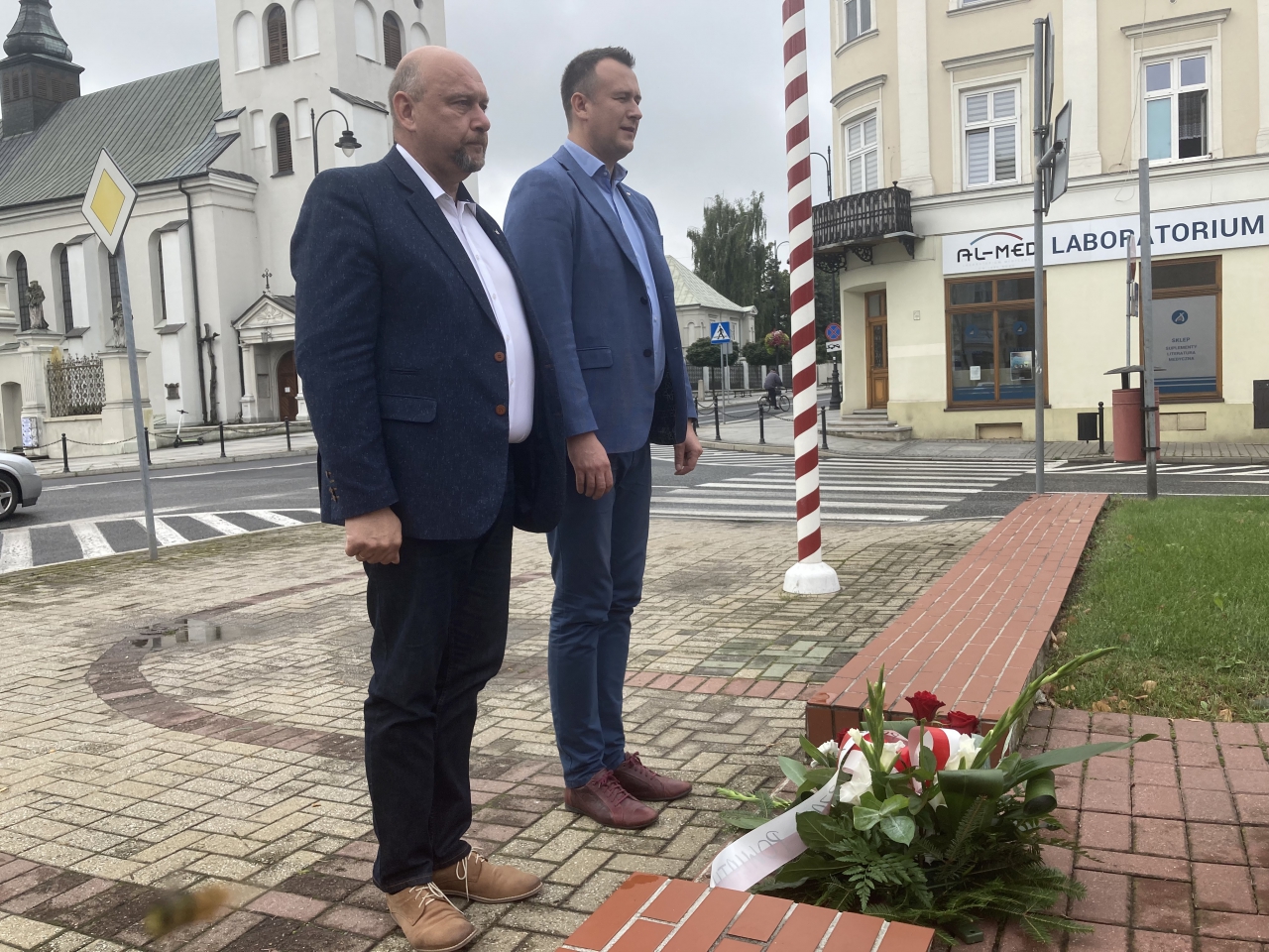 Dwóch mężczyzn stoi na świeżym powietrzu.