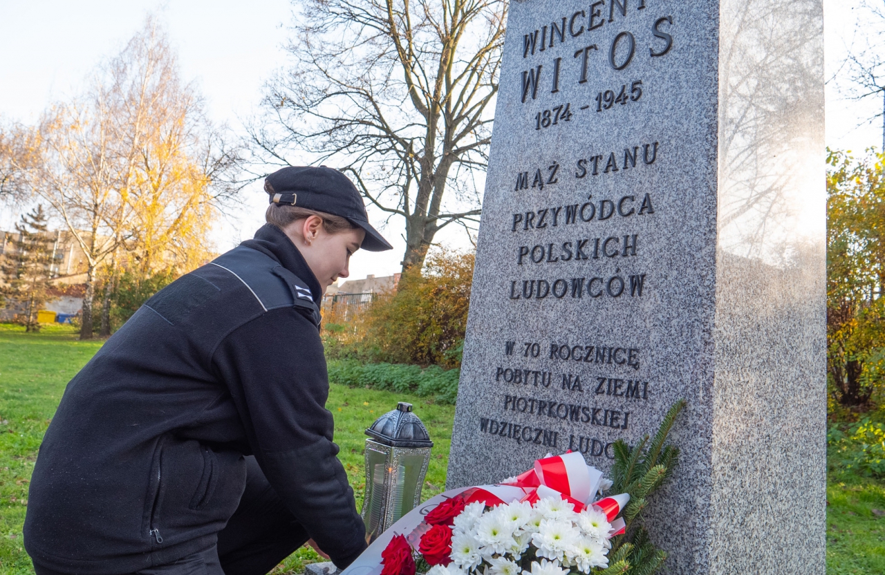 Kwiaty złożono pod pomnikiem Wincentego Witosa