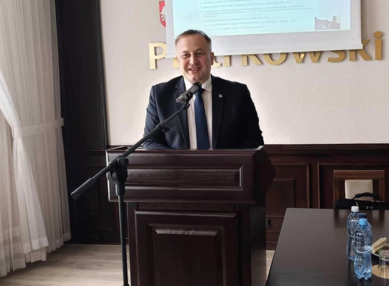 Starosta przemawia podczas sesji