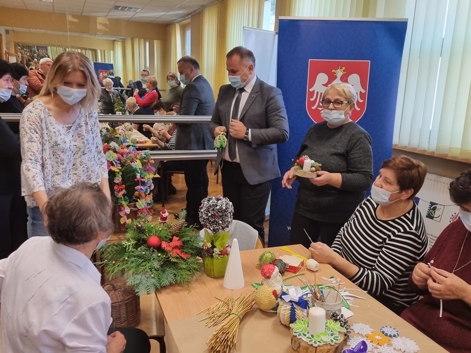 Starosta Powiatu także wziął udział w warsztatach z przygotowywania stroików