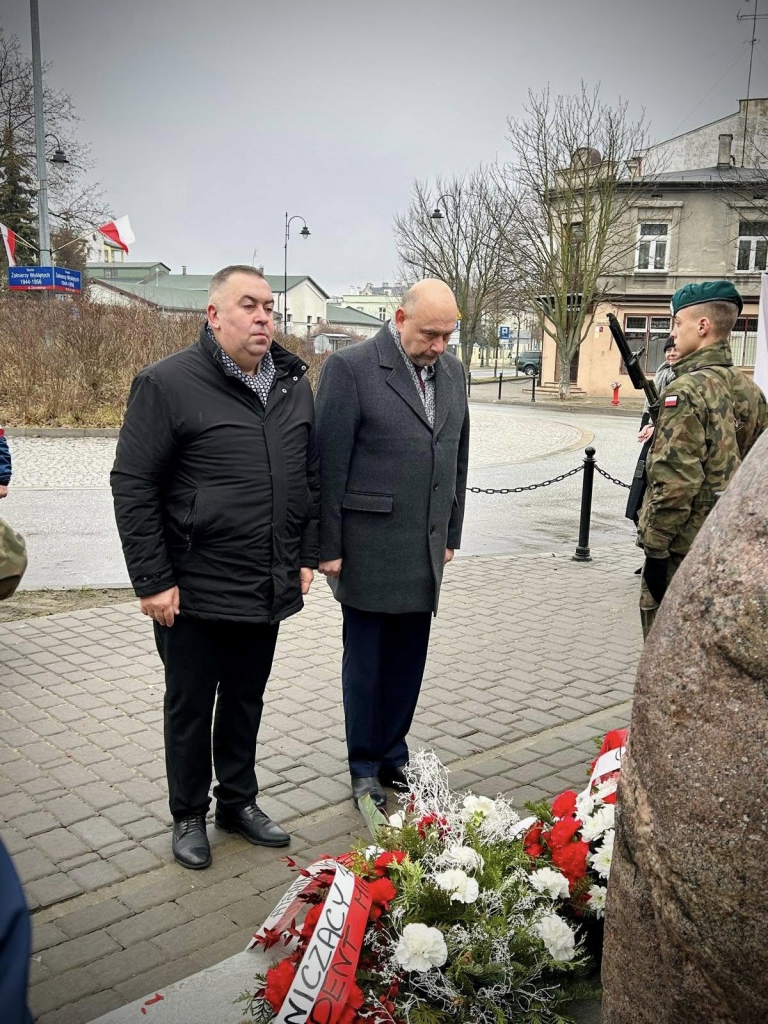 Starosta i sekretarz oddają hołd przy pomniku