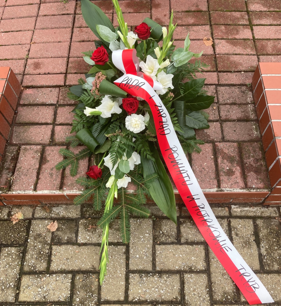 Wieniec leżący pod pomnikiem.