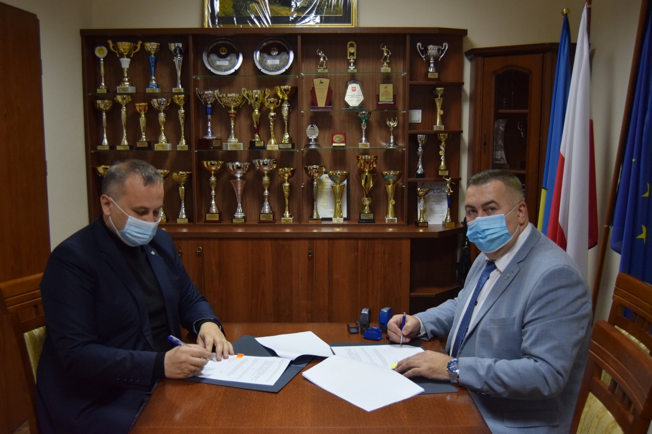 Na zdjęciu starosta Powiatu Piotr Wojtysiak i Wójt Gminy Piotr Łączny