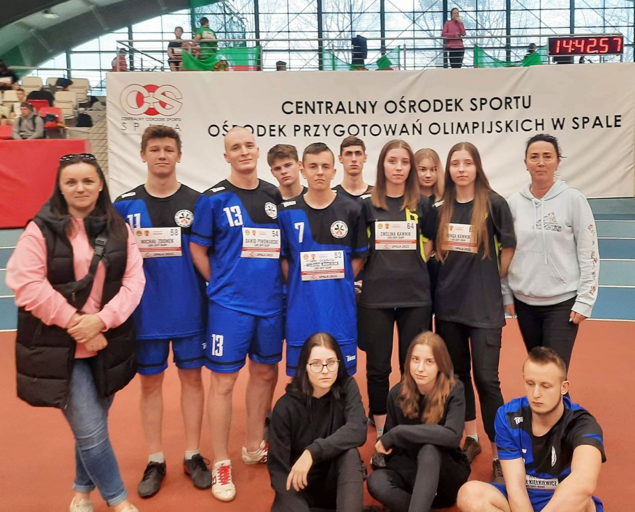 Nagrodzeni sportowcy z Bujen w czasie zawodów w Spale