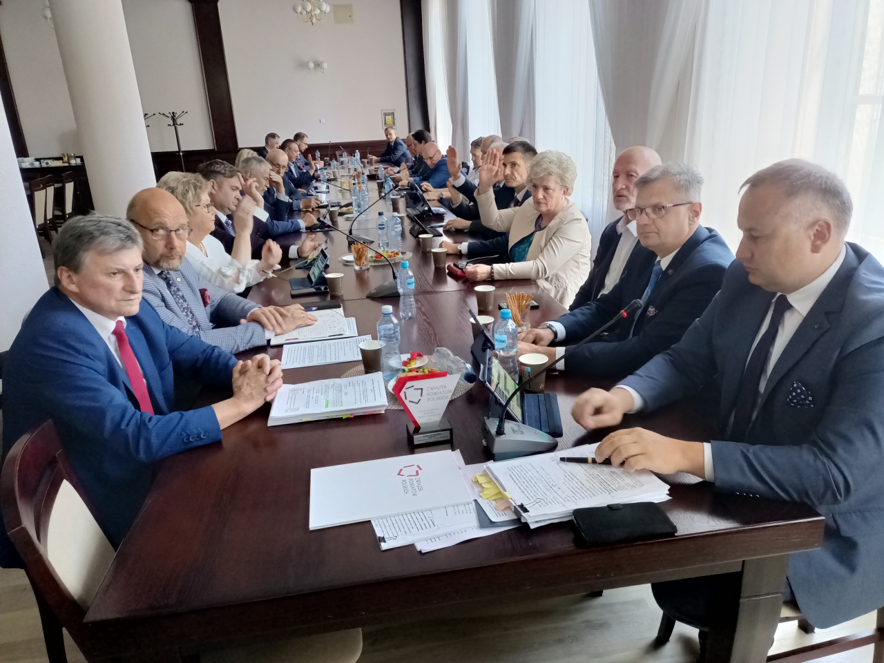 Radni Rady Powiatu podczas sesji 22 czerwca 2022 roku