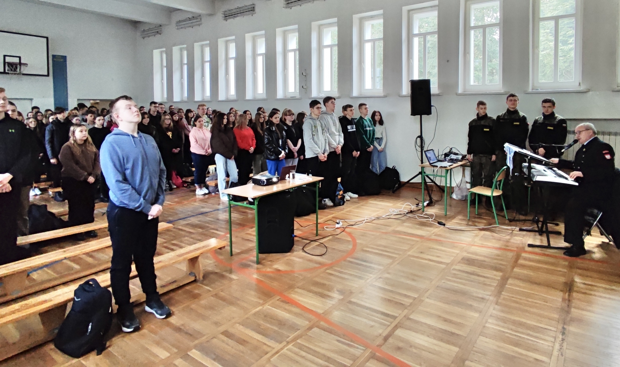 Uczniowie znajdują sie w sali gimnastycznej w Szkole w Bujanch.