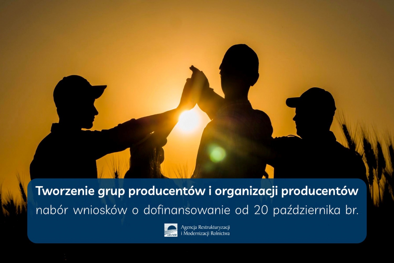 Tworzenie grup producentów i organizacji producentów, nabór wniosków o dofinansowanie od 20 pażdiernika br. W tle 4 osoby i zachów słońca, ponadto logo ARiMR.