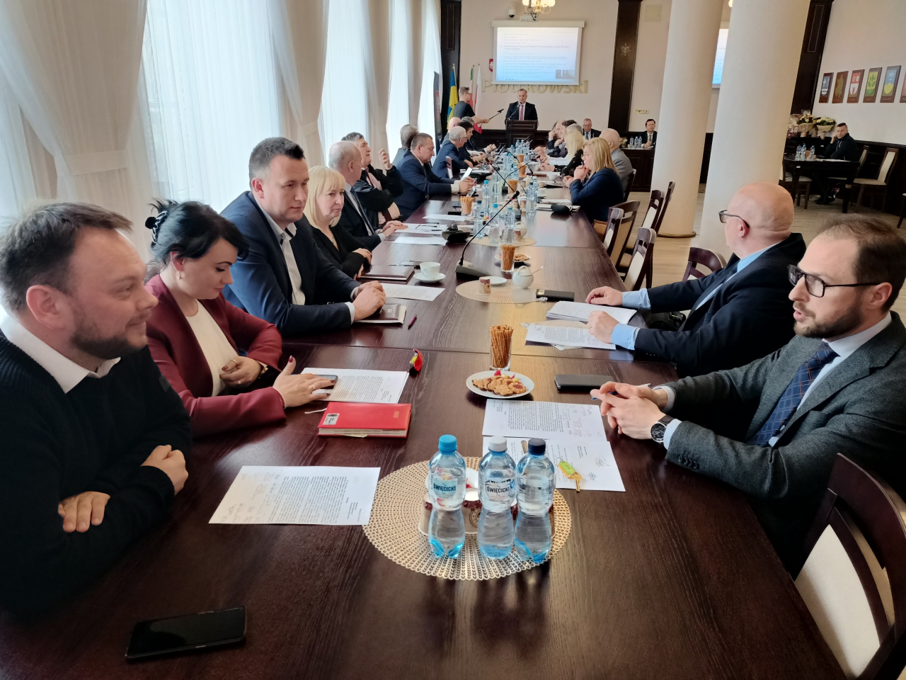 Uczestnicy sesji Rady Powiatu Piotrkowskiego na sali obrad 