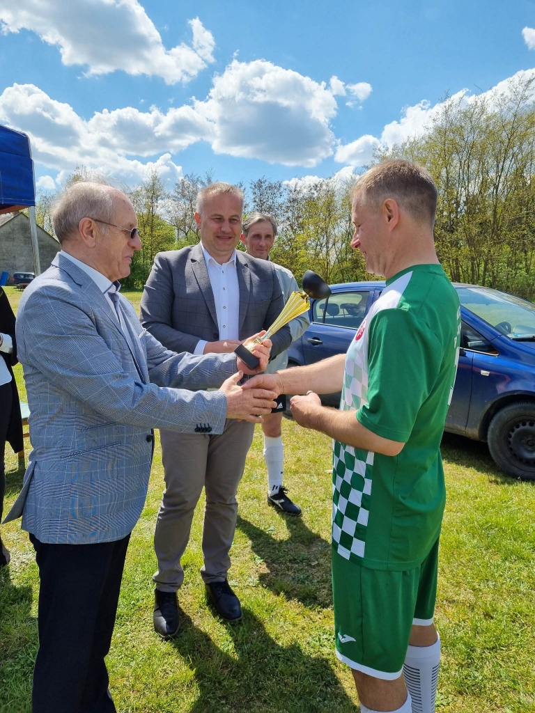 Nagrodę odbiera Paweł Opala z rąk Stanisława Sipy w tle Starosta Piotr Wojtysiak