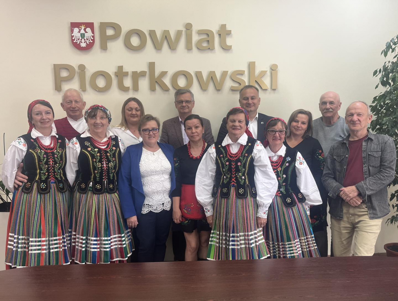 Przedstawiciele organizacji, którym samorząd powiatu przyznał dotacje