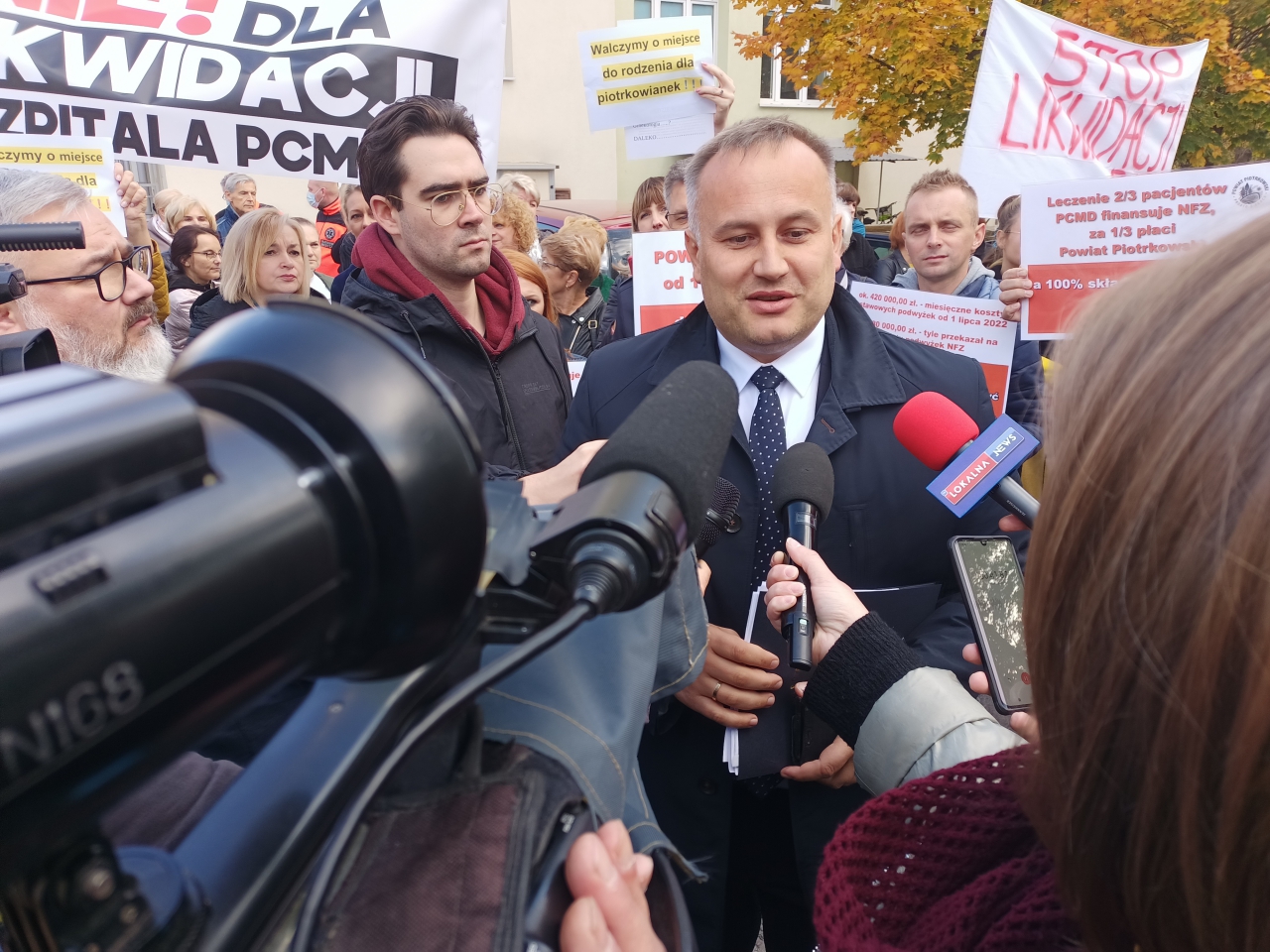 Starosta Powiatu Piotr Wojtysiak udziela wywiadu dziennkarzom lokalnych mediów