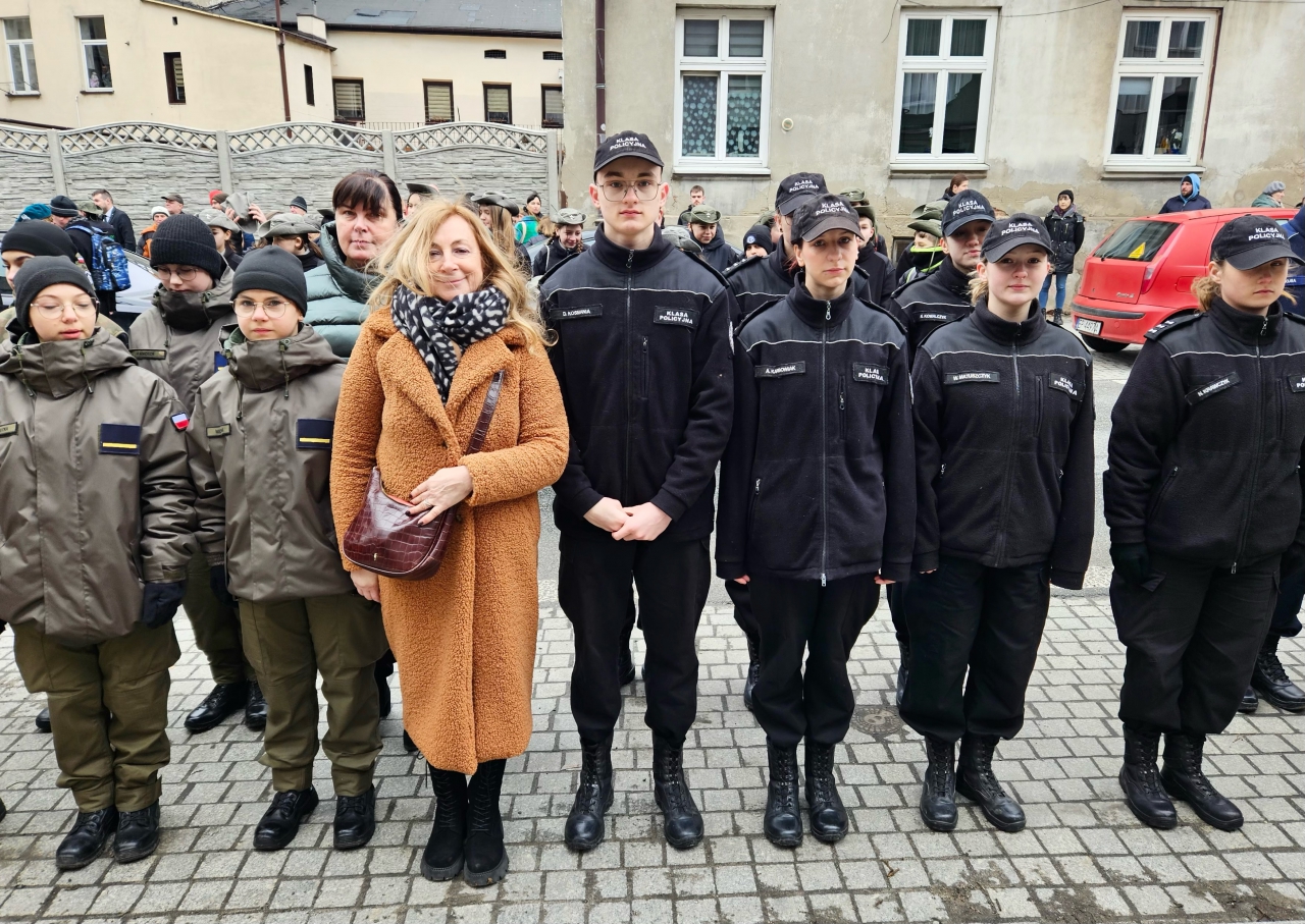 Uczniowie z Bujen podczas uroczystości