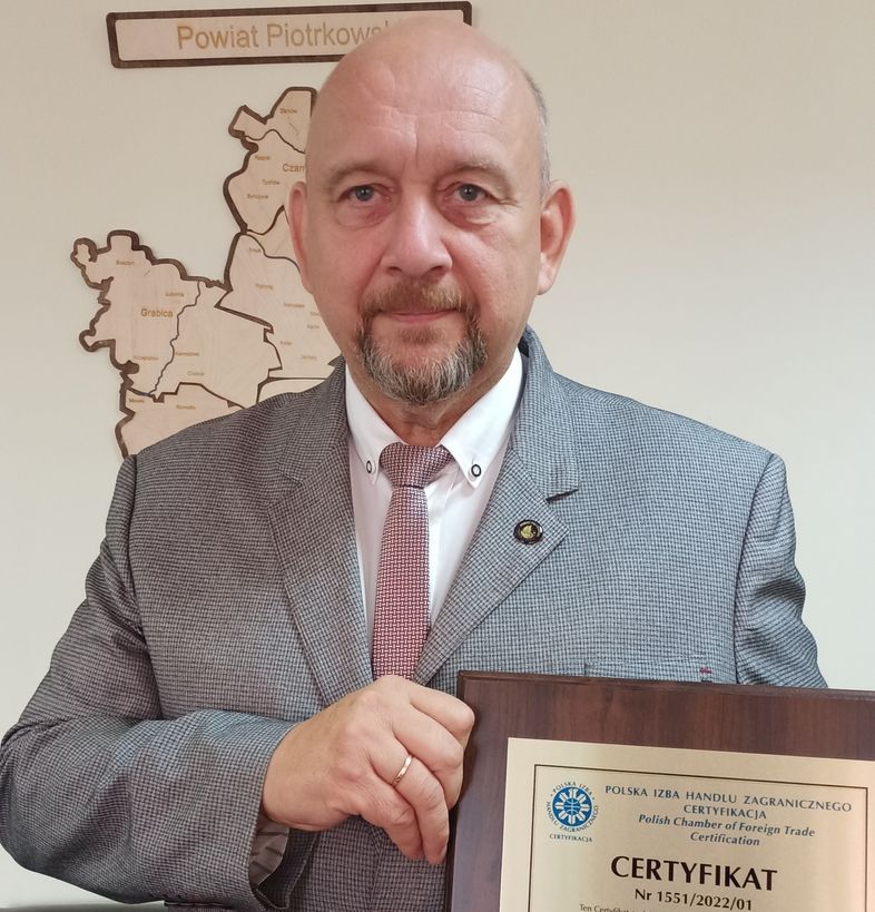 Sekretarz Powiatu Ireneusz Czerwiński z Certyfikatem ISO wydanym przez Polską Izbę Handlu Zagranicznego.