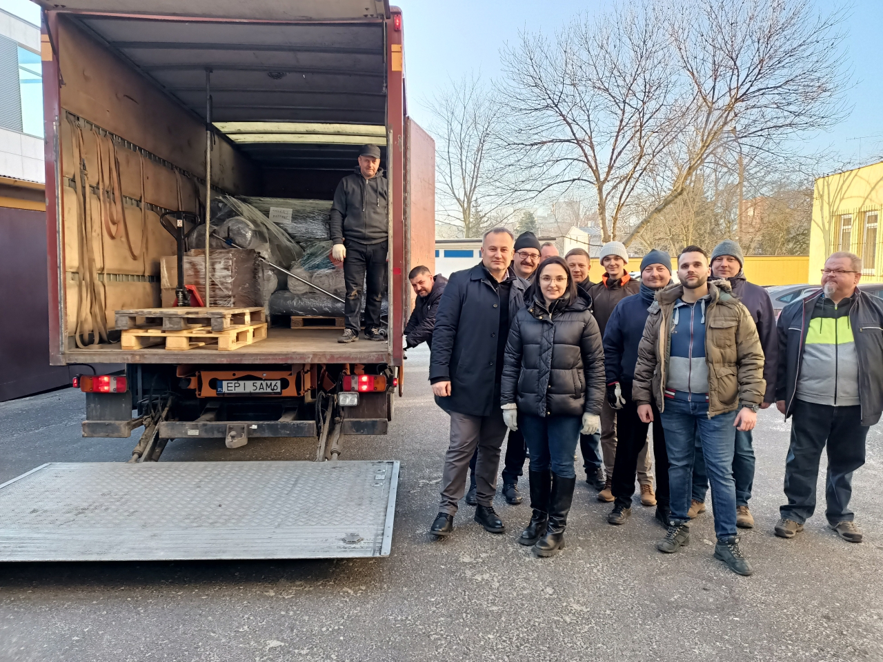 Starosta Piotr Wojtysiak podczas przygotowania pierwszego transportu na Ukrainę
