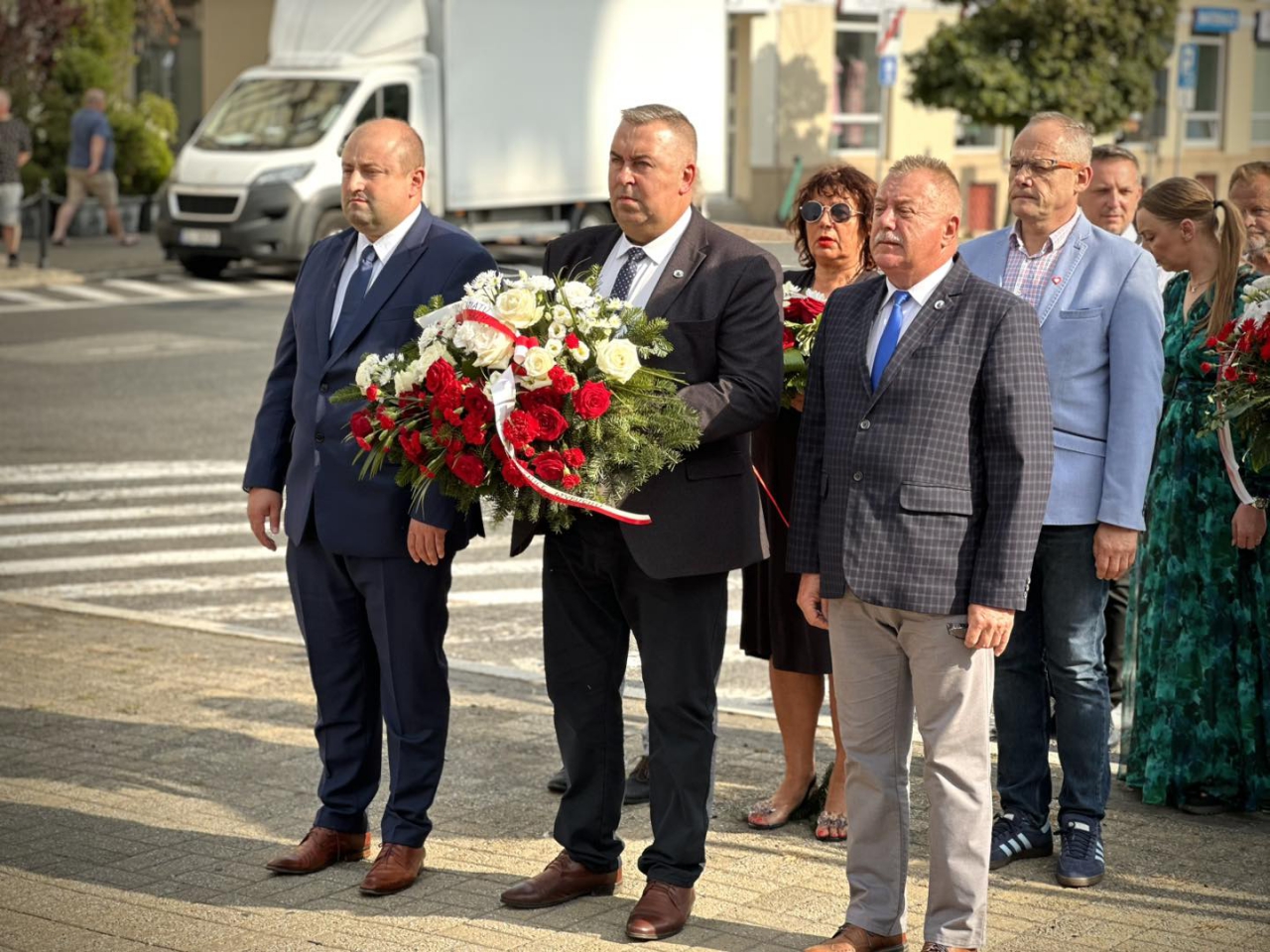 Członkowie Zarządu z wiązanką kwiatów