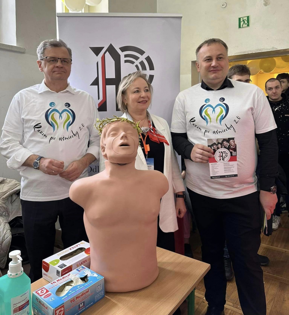 Przedstawiciele Powiatu stoją z uczestnikiem wydarzenia. na stole stoi fantom