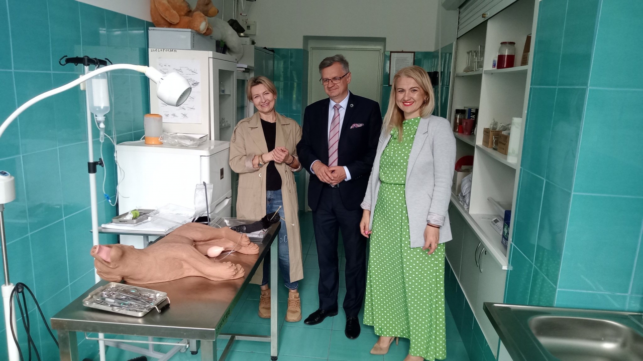 Wicestarosta Dariusz Magacz z przedstawicielkami szkoły w Bujnach, w tym Dyrektor Mirosławą Kaczmarek - Michalak oglądają nową pracownię weterynaryjną