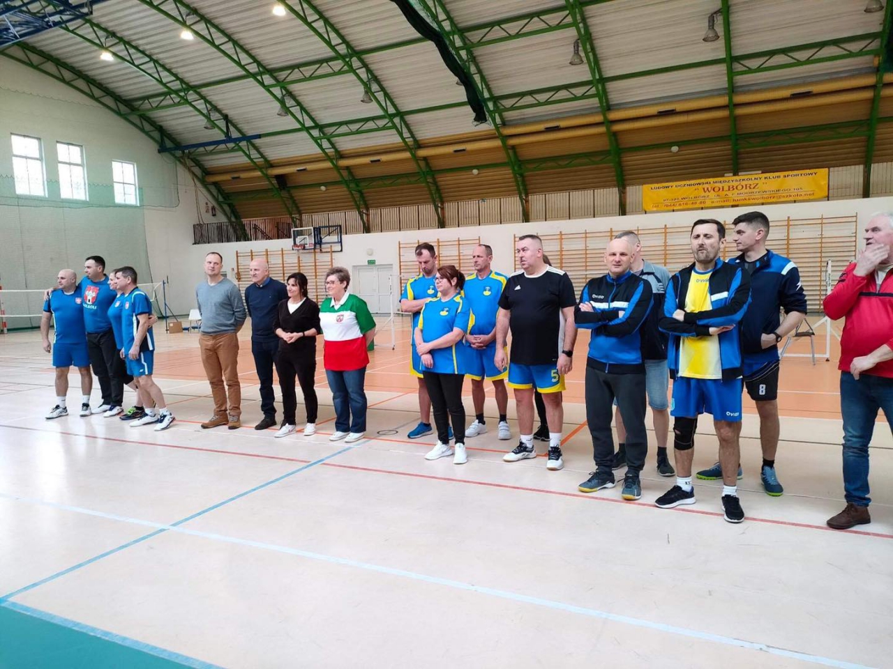 Zawodnicy znajdują w hali sportowej w Wolborzu. W tym Radna Grażyna Lasek.