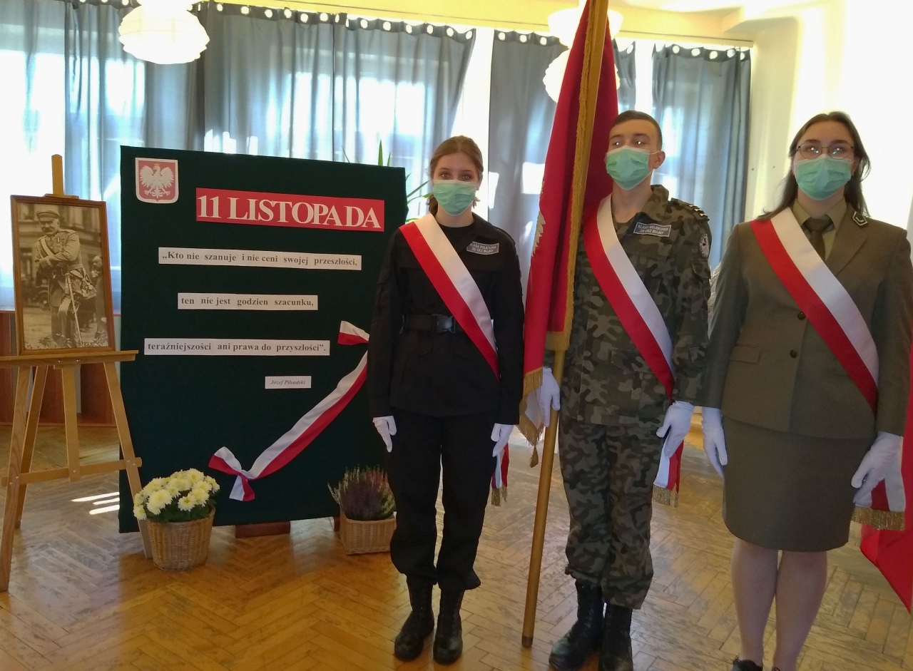 Uczniowie szkoły w czasie odśpiewania polskiego Hymnu Państwowego