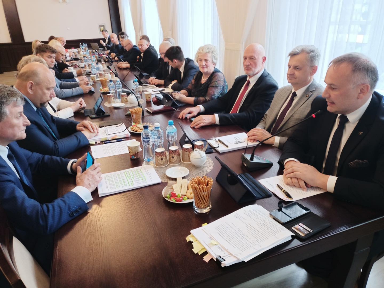 Radni Rady Powiatu podczas sesji w Starostwe Powiatowym w Piotrkowie