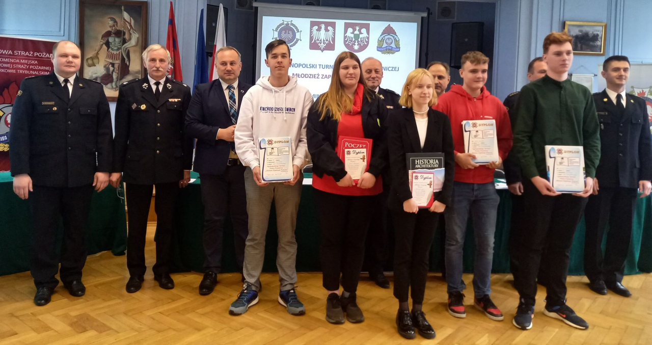 Laureaci konkursu wraz z nagrodami i dyplomami