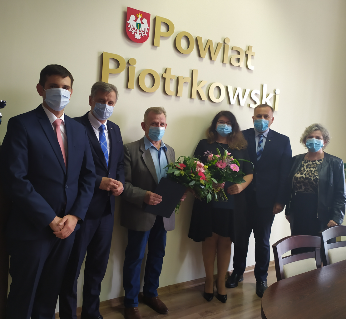 Członkowie Zarządu dziękują Stanisławowi Bólowi i Wiesławie Olejnik za pełnienie przez lata funkcji dyrektorów powiatowych placówk oświatowych