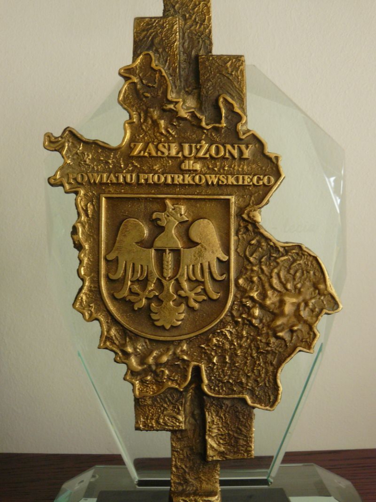 Statuetka z napisem Zasłużony dla Powiatu Piotrkowskiego
