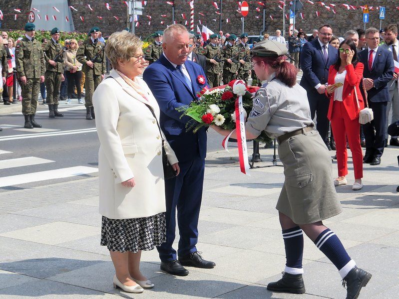 Bernard Matyszewski i Grażyna Lasek podczas uroczystości majowych w Piotrkowie składają wiązankę kwiatów pod tablicą pamiątkową przy kościele oo. Bernardynów