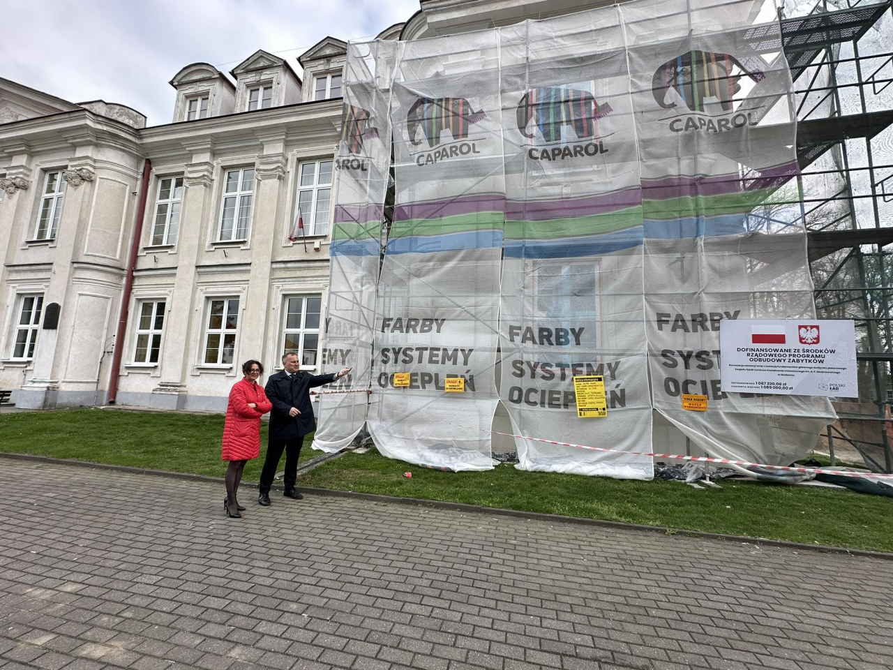 Starosta i Dyrektor przed budynkiem szkoły w Wolborzu