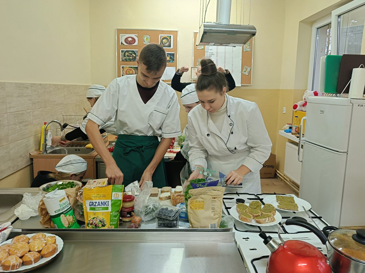 Uczniowie przygotowują zdrowe posiłki