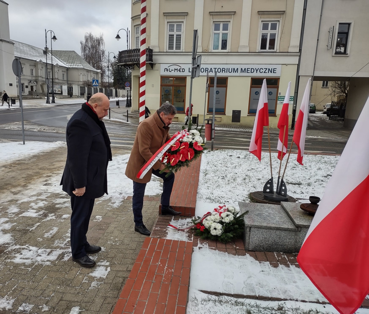 Wicestarosta Dariusz Magacz składa wiązankę kwiatów wspólnie z Sekretarzem Powiatu Ireneuszem Czerwińskim