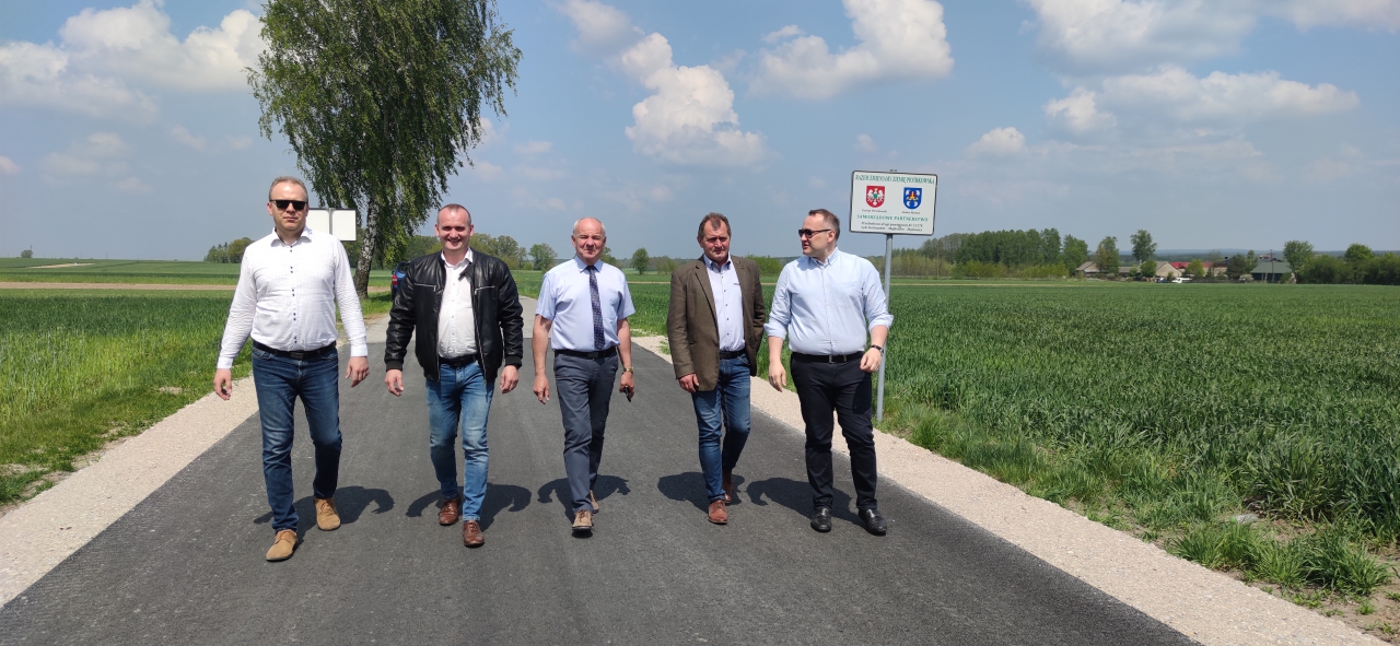 Przemarsz nowo oddaną drogą powiatową Majkowice-Zbyłowice przedstawicieli władz powiatu i samorządu gminy Ręczno