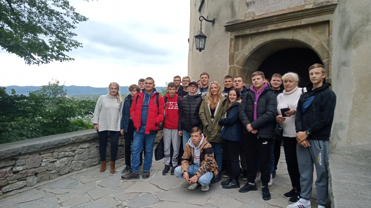 Uczestnicy wyjazdu stoją przed zamkiem w Niedzicy