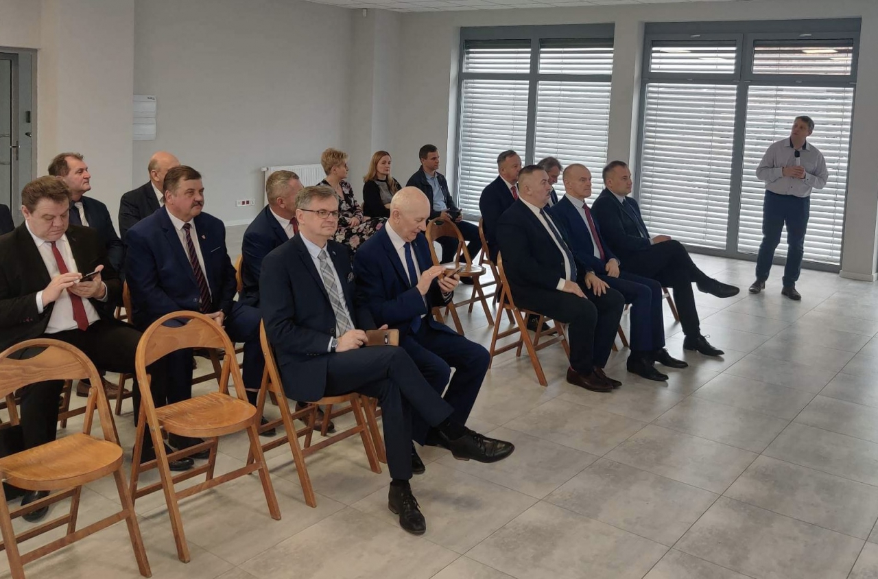 Uczestnicy spotkania siedzą w sali, wśród nich przedstawiciele Powiatu Starosta Piotr Wojtysiak oraz Wicestarosta Dariusz Magacz.