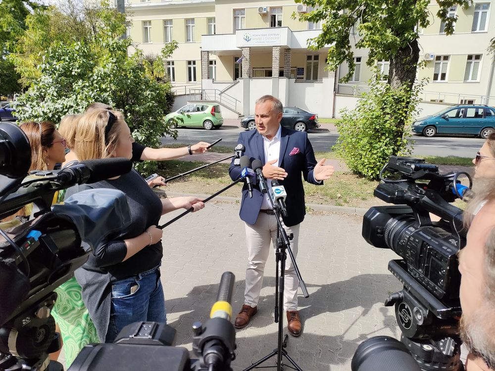 Starosta Powiatu Piotr Wojtysiak odpowiada na pytania dziennikarzy przed budynkiem Powiatowego Centrum Matki i Dziecka w Piotrkowie Trybunalskim